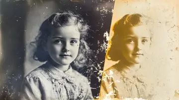 Un portrait d'enfant, divisé en deux. À gauche, une version plus nette, à droite, une version sépia à restaurer photo.