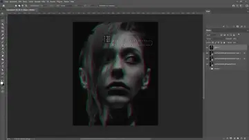 Portrait d'une femme avec un effet glitch Photoshop, créant une distorsion visuelle rouge et verte.