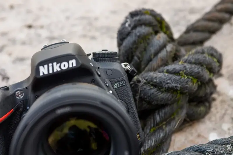Un Nikon D750, prêt pour l'aventure, à côté d'une corde usée par le temps. Le D810 attend son tour.